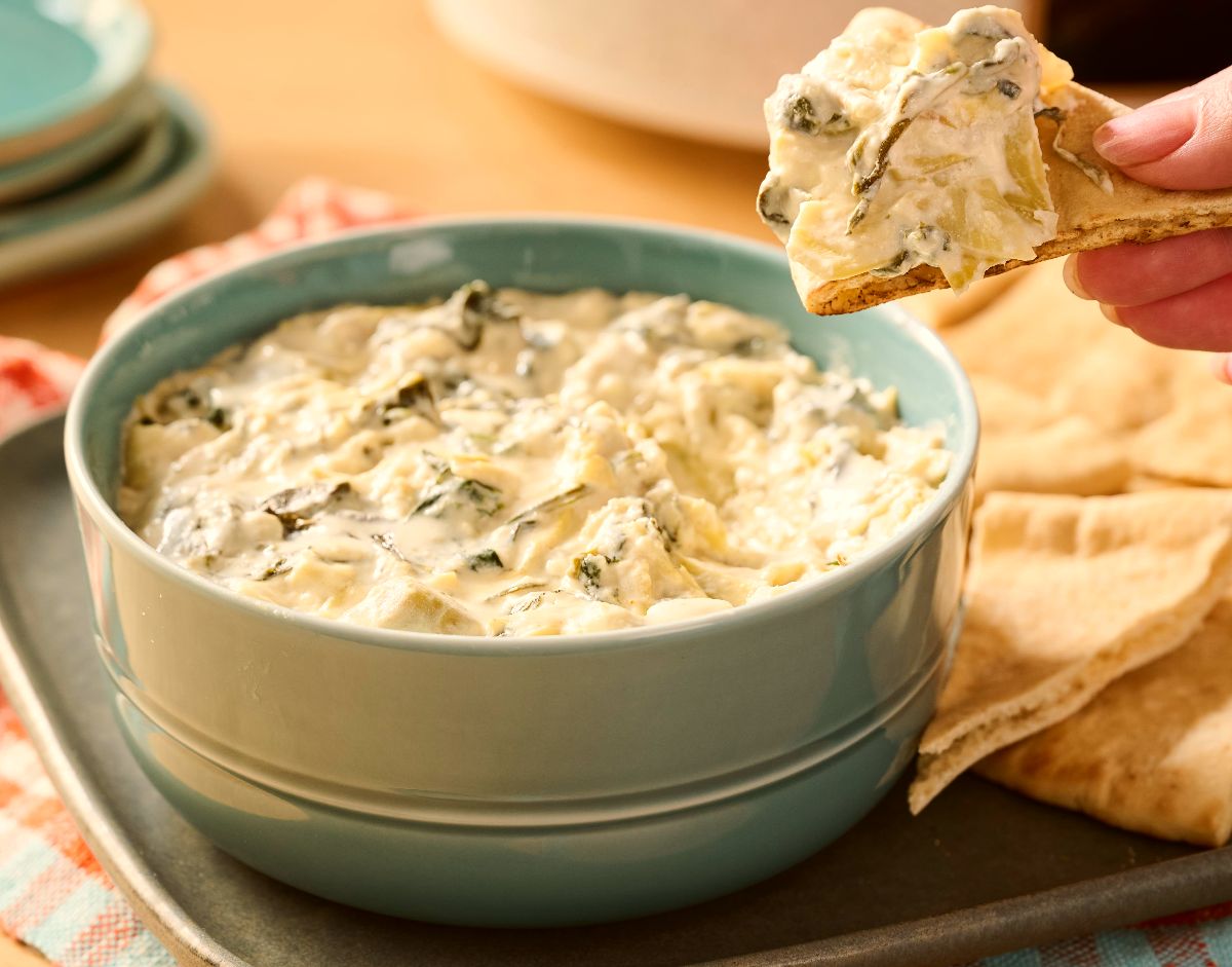 Slow-Cooker Spinach Artichoke Dip (Easy Recipe)